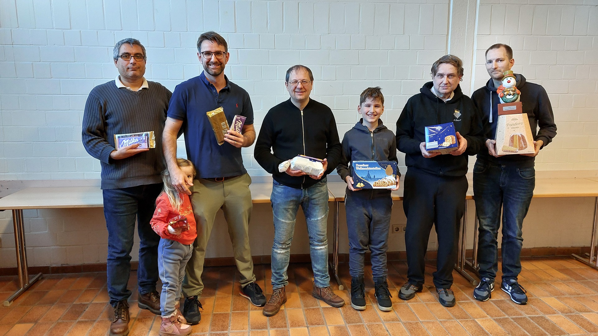 Bild der sechs Teilnehmer beim Christstollenblitz mit Preisen in der Hand