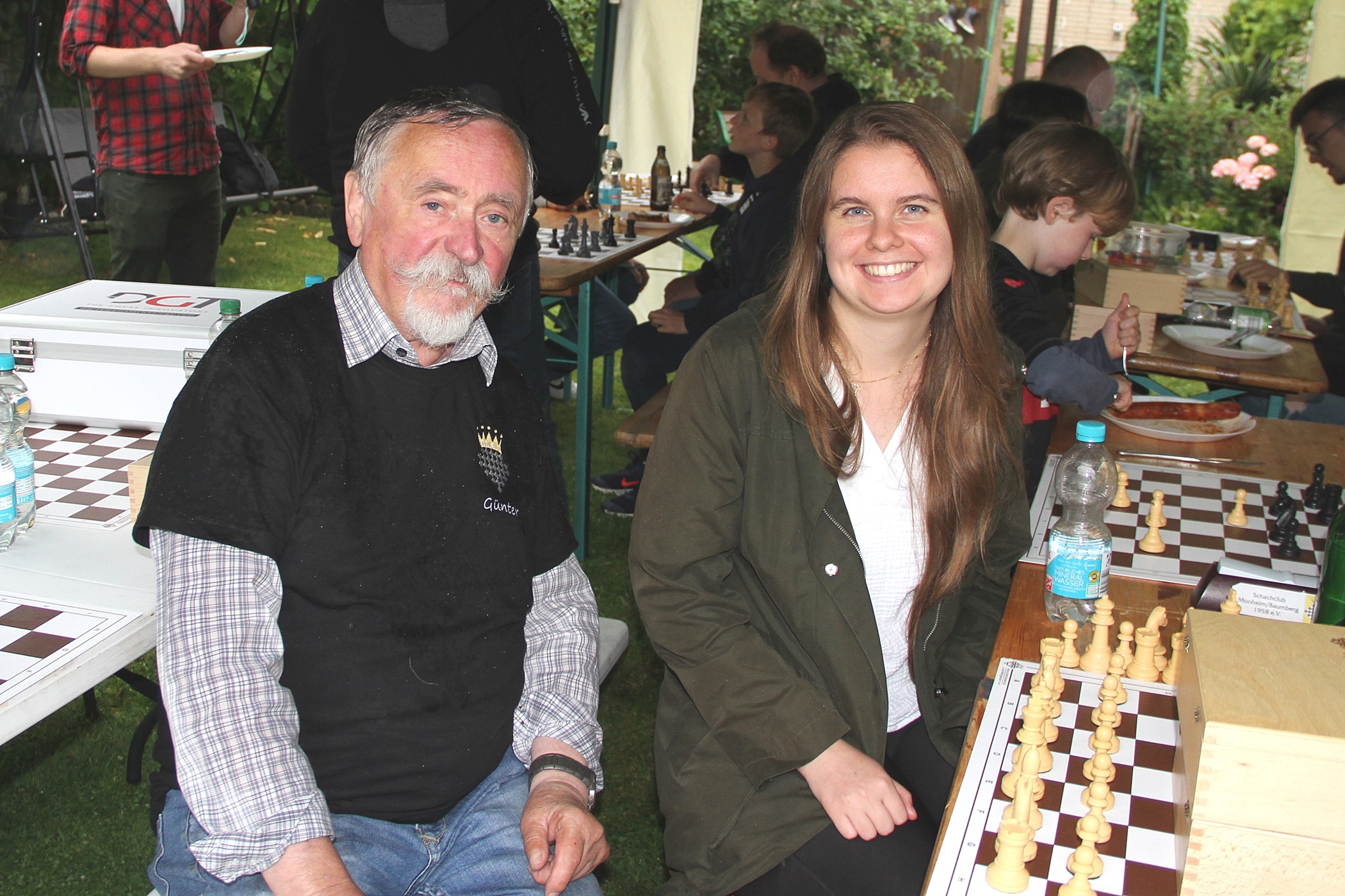 Ein Bild von Jana Schneider beim Schachspielen im Garten