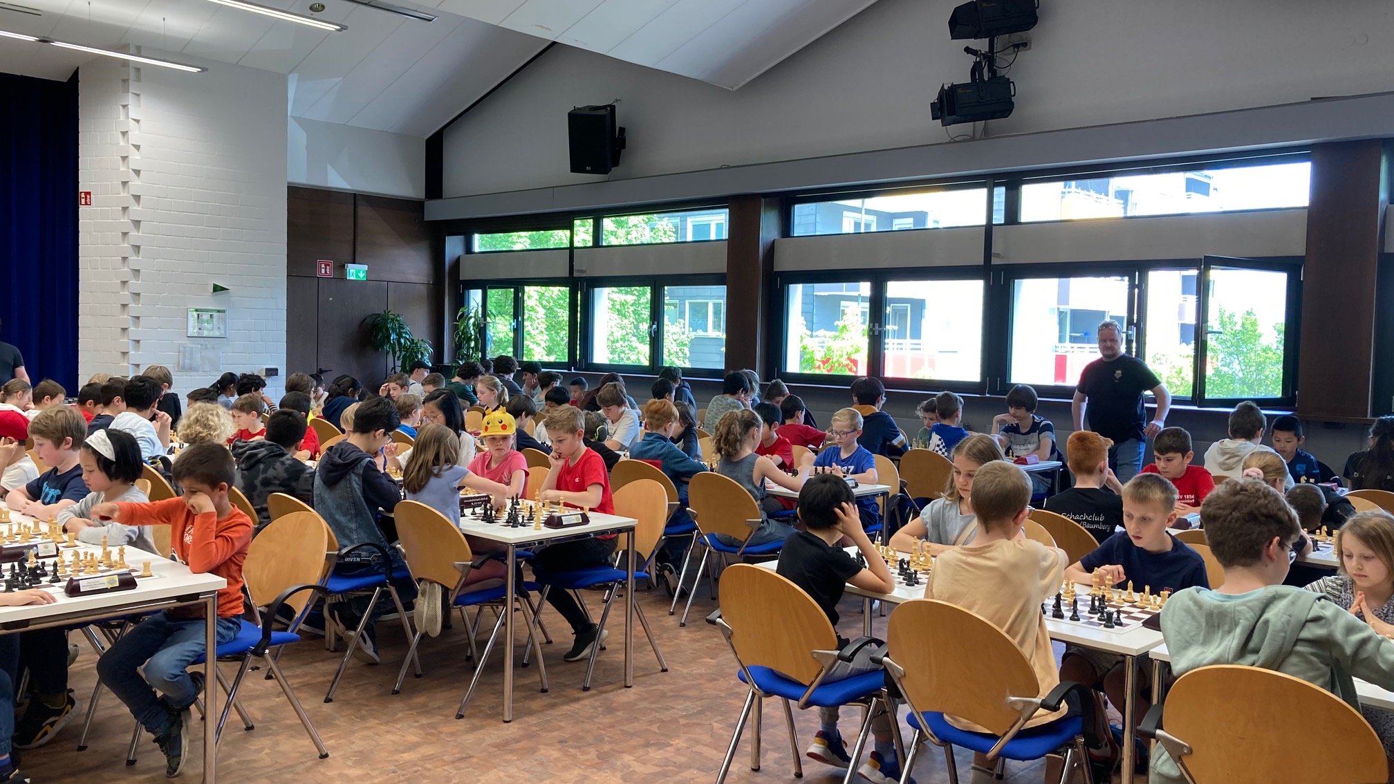 Die Kinder und Jugendlichen an ihren Schachbrettern.
