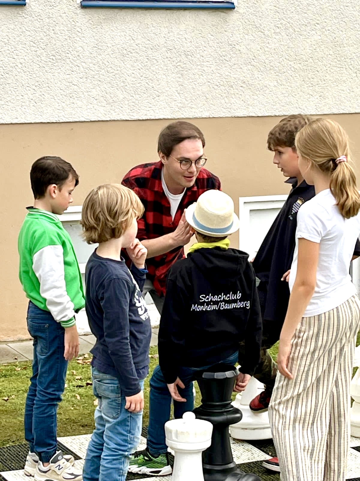 Ein Bild von Nils, der zu seinen Spielern spricht.