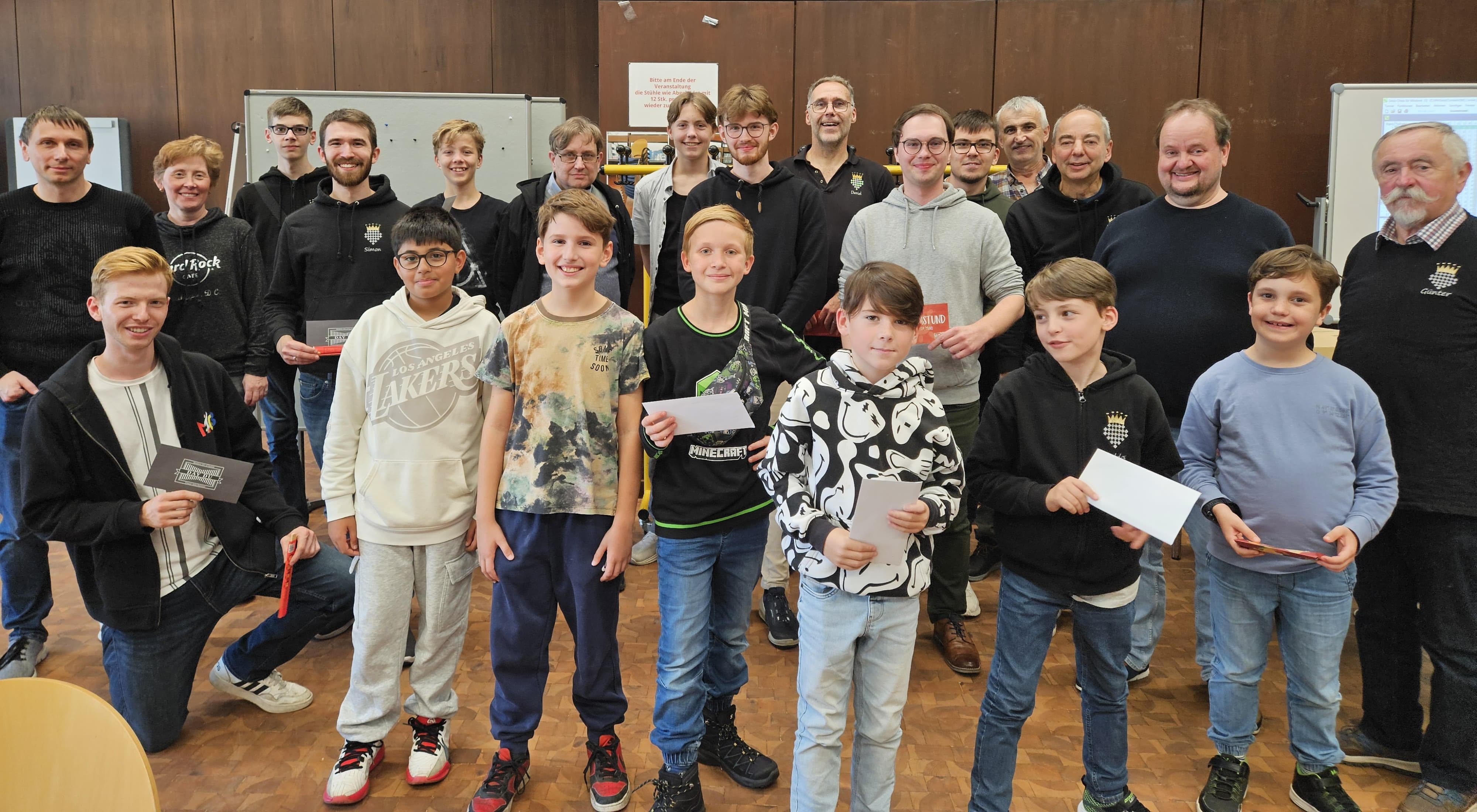 Ein Gruppenfoto aller Teilnehmer beim Schach-960-Turnier