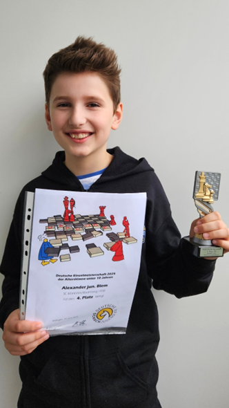 Ein Bild von Alexander mit Urkunde und Pokal