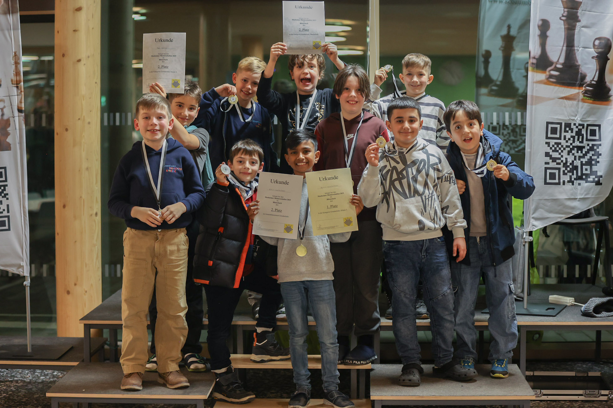 Ein weiteres Bild von Grundschulkindern bei der Siegerehrung