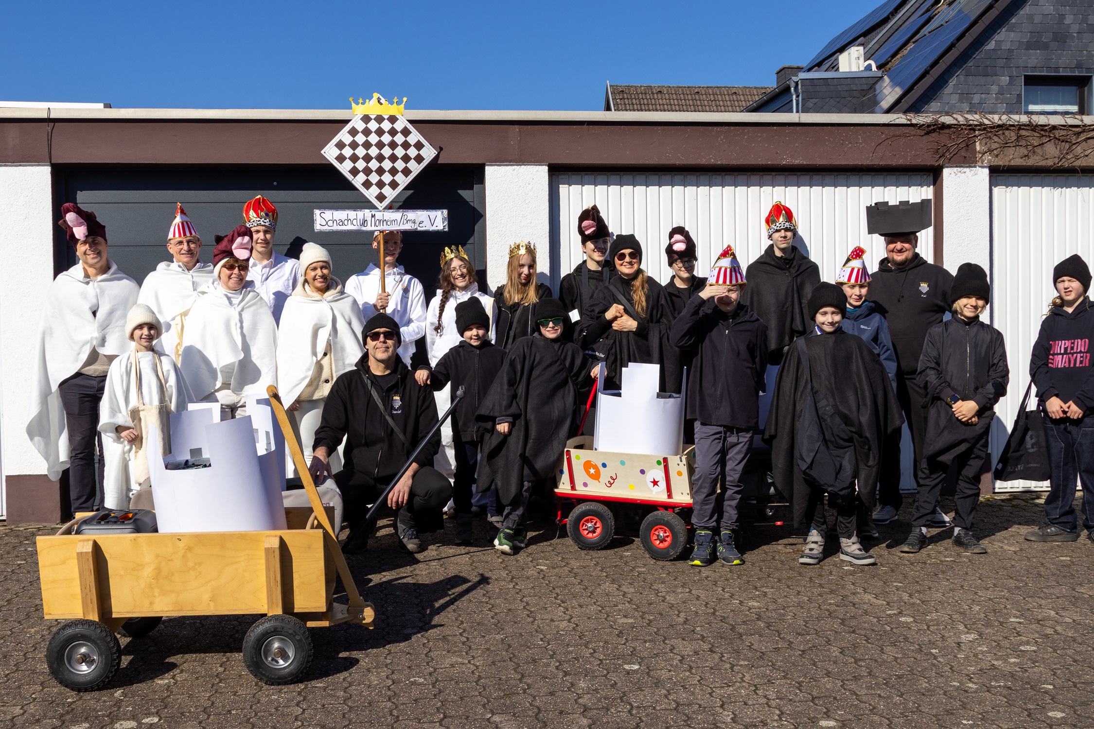 Ein Bild aller Teilnehmer vor dem Karnevals-Umzug