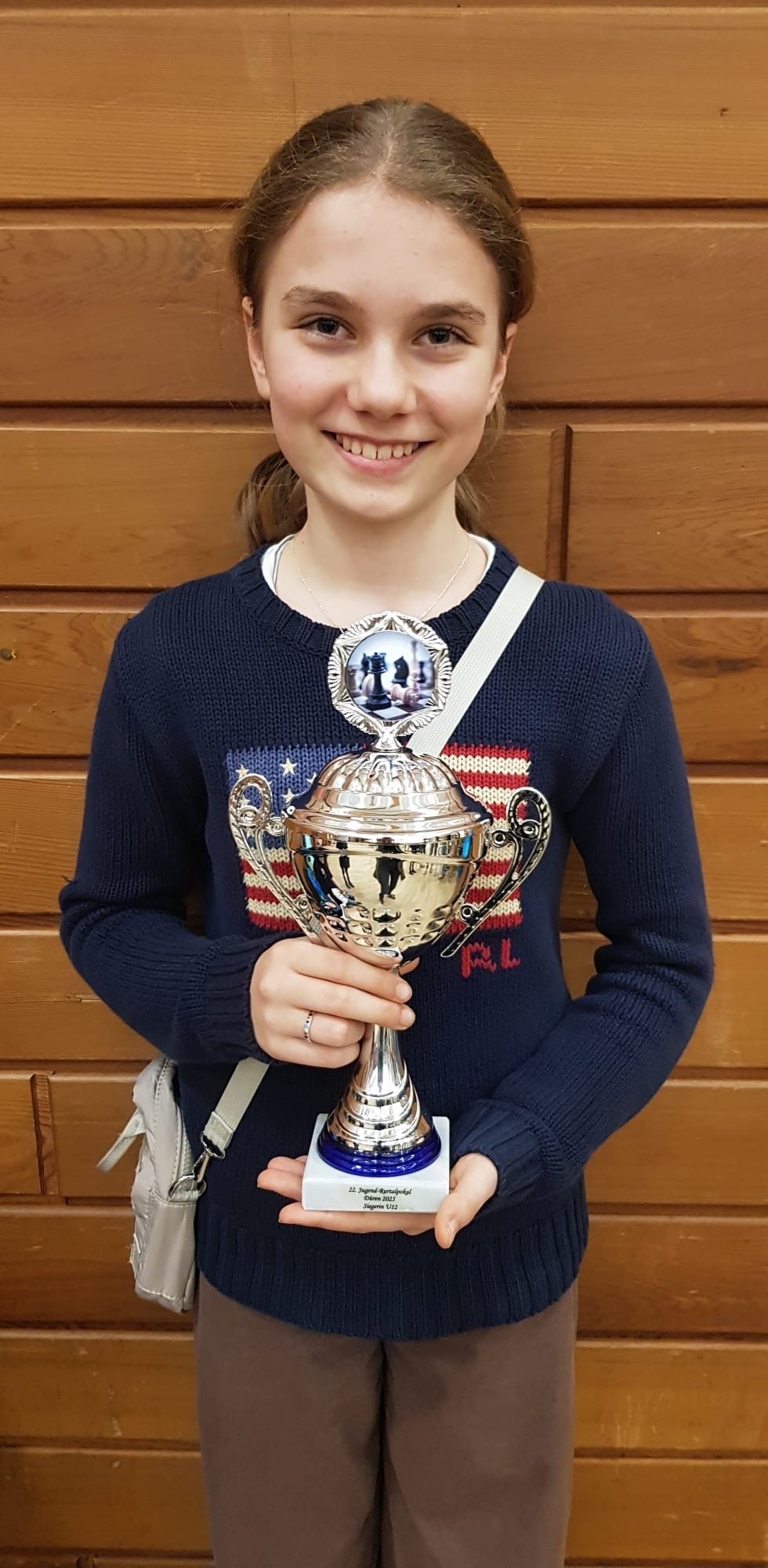 Ein Bild von Sarah mit ihrem Pokal