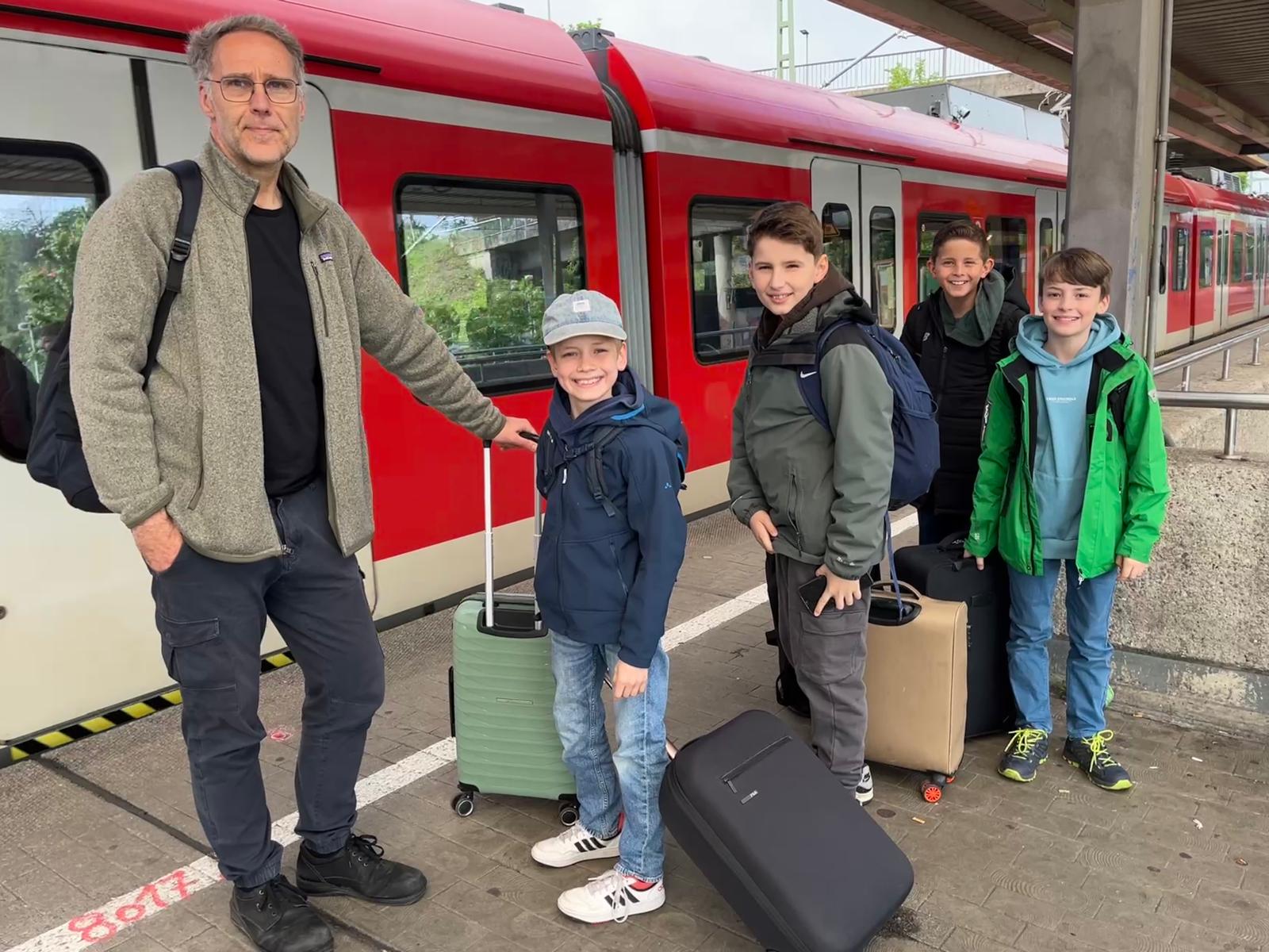 Die vier Spieler der Wettkampfklassen 4 reisen mit Coach Daniel mit dem Zug an