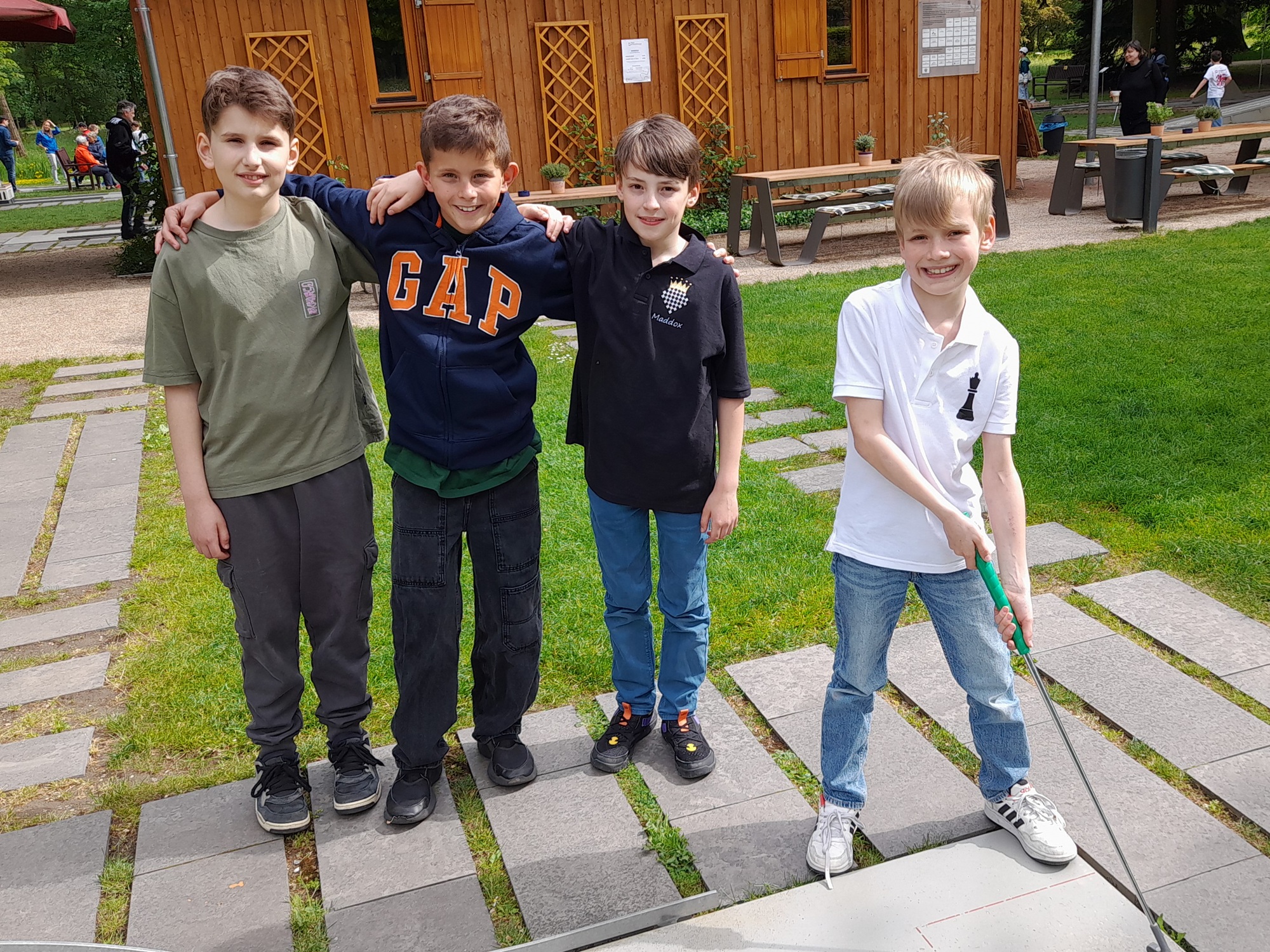 Alexander, Oskar, Maddox und Lukas spielen Minigolf