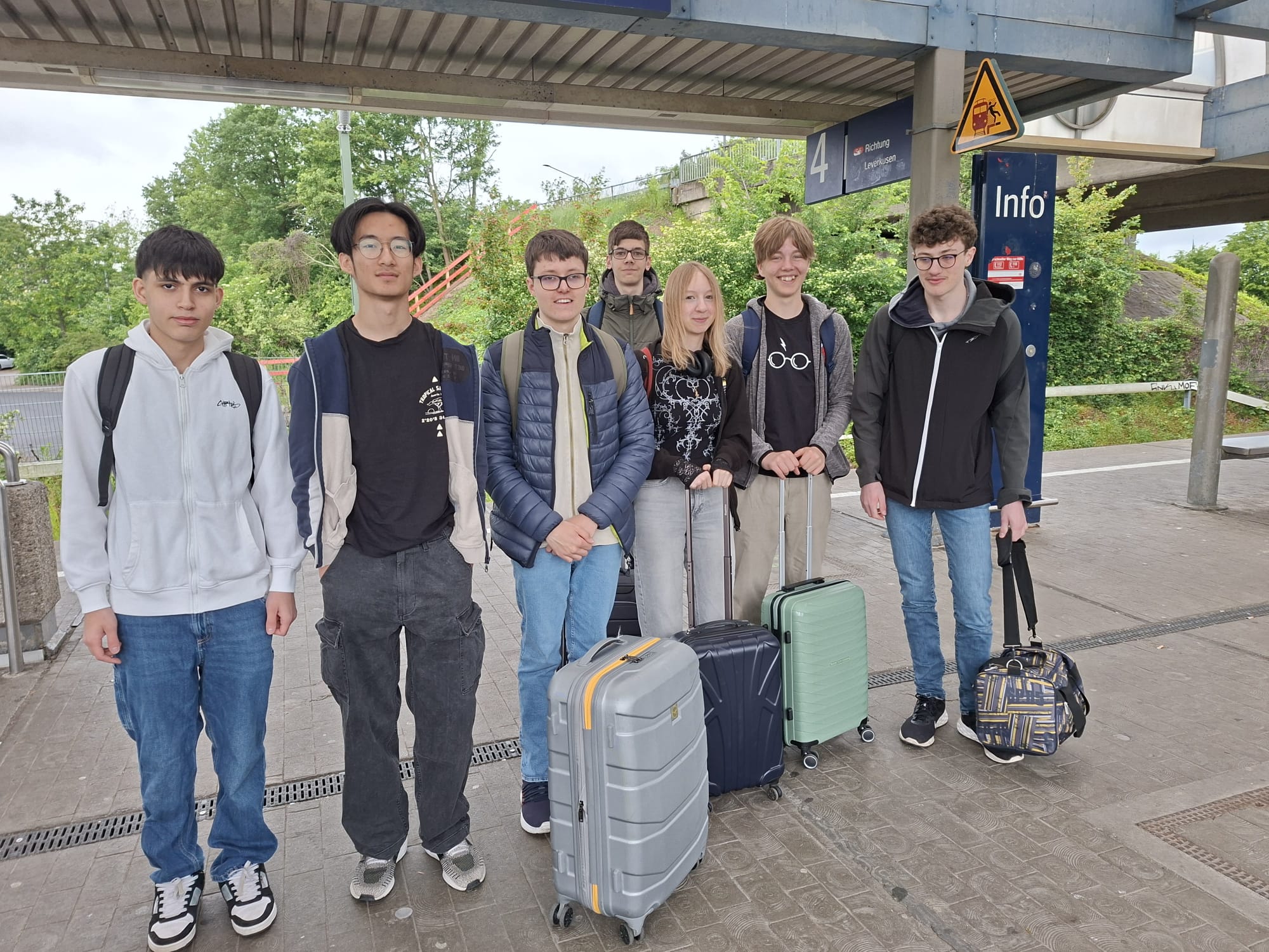 Auch Yusuf, Benjamin, Jonas, Kian, Larissa, Mika und Younes reisen mit dem Zug an