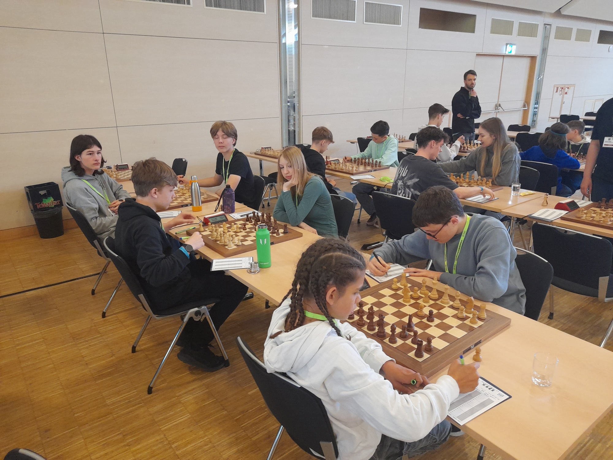 Spieler des Monheimer OHG-Gymnasiums vor ihren Schachbrettern
