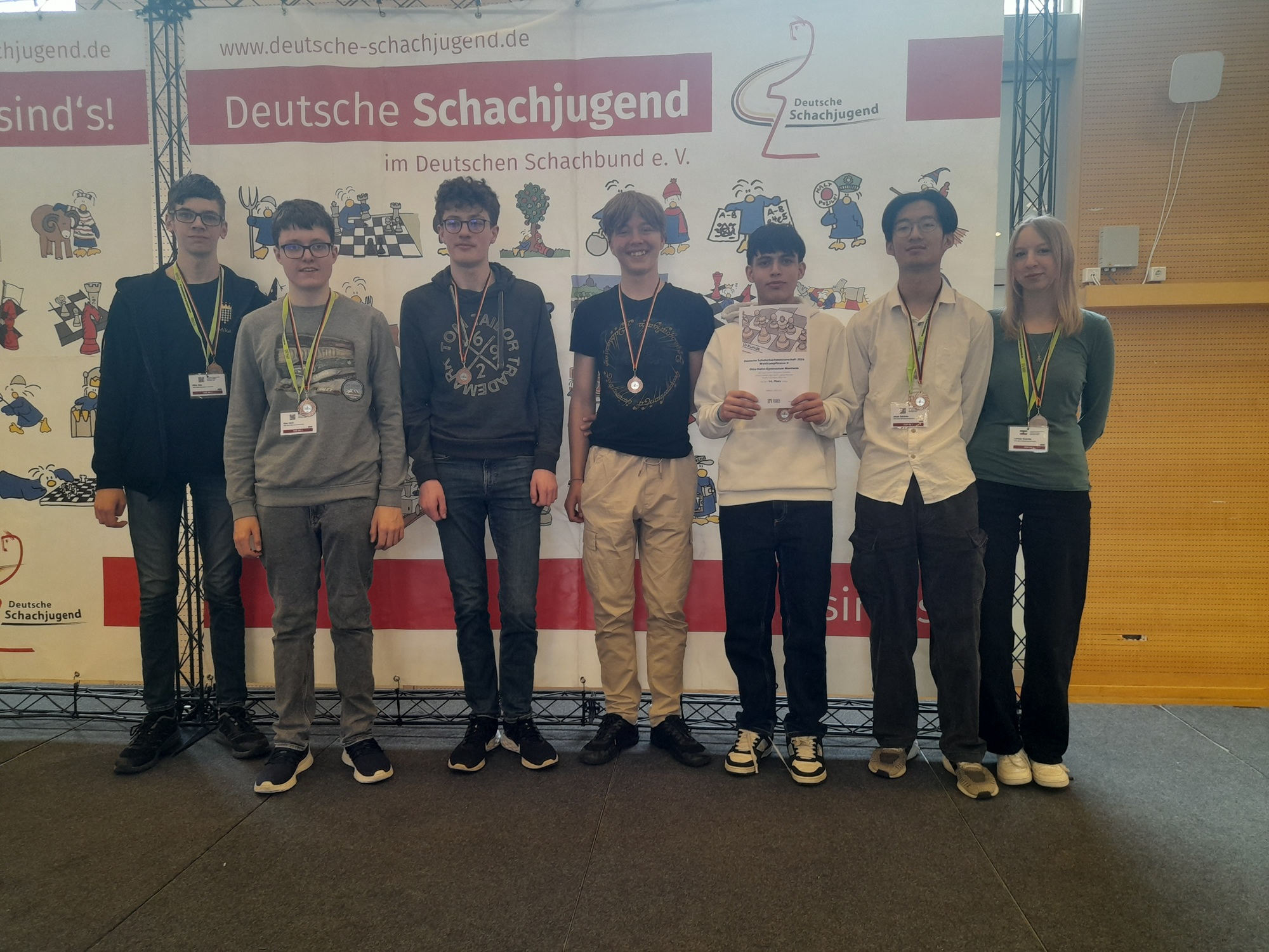 Ein abschließendes Gruppenfoto von Yusuf, Benjamin, Jonas, Kian, Larissa, Mika und Younes