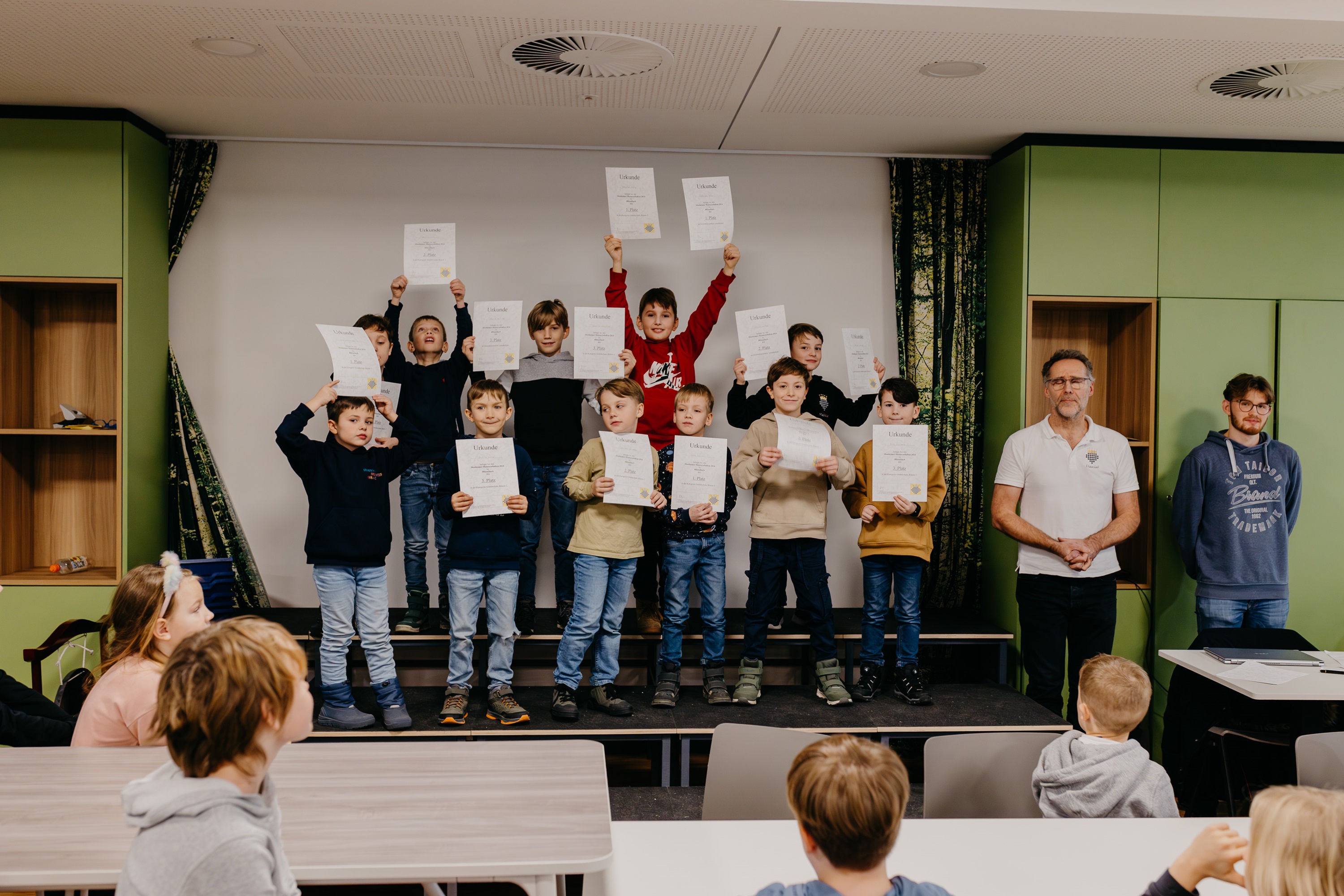 Die Sieger der Grundschulmeisterschaften in den verschiedenen Ratingklassen.